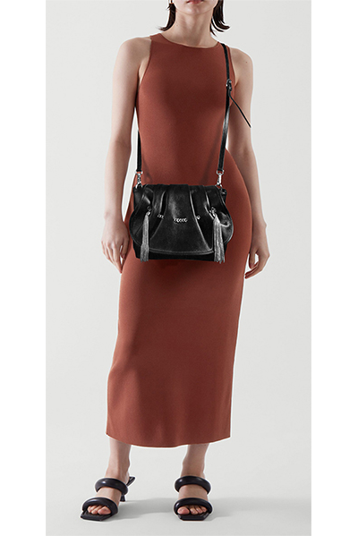 (АРТИКУЛ: 8475) СУМКА ЖЕНСКАЯ НЕБОЛЬШАЯ, НАТУРАЛЬНАЯ КОЖА,ЧЕРНАЯ, С ПОДВЕСКАМИ ИЗ МЕТАЛЛИЧЕСКИХ БУСИН И СРТАЗ, РЕМЕНЬ ЧЕРЕЗ ПЛЕЧО