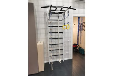 ШВЕДСКАЯ СТЕНКА РЕКОРД X1 (С ОПОРОЙ НА ПОЛ) ТУРНИК РУКОХОД, цвет металла белый + канат, кольца гимнастические, веревочная лестница