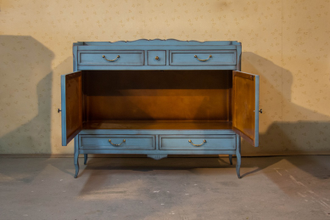 Двухстворчатый комод с 5 ящиками.