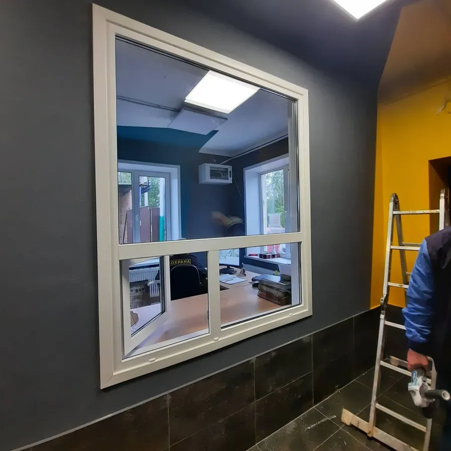 монтаж окна для проходной в производственном предприятии
