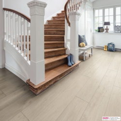 Декор ламината Haro Дуб Сицилия Белый 537374 в интерьере гостиной