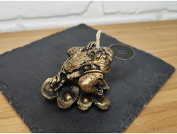 Свеча "Денежная жаба" черная с золотом, 1 шт., 4,5 x 6 см