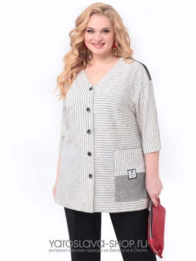 Брючный комплект: серая блуза в полоску, черные брюки