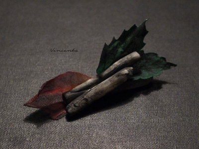 Готическая брошь с лепестками розы "Воспоминание о былых временах"