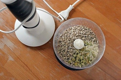 Ссыпаем все семена в блендер: голод, добро, кормушка, помощь, птицы, синички