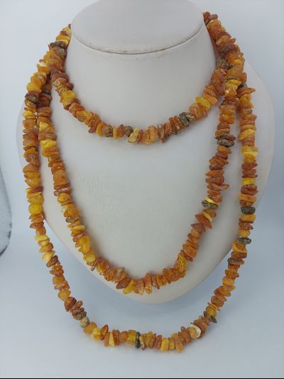 Длинные лечебные бусы из янтаря