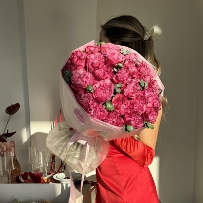 БУКЕТ ИЗ 25 ЯРКО РОЗОВЫХ ПИОНОВИДНЫХ РОЗ С ЭВКАЛИПТОМ