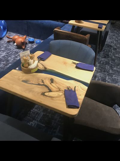 стол река из эпоксидной смолы для кафе