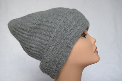 vyazanaya-seraya-shapka-s-otvorotom-dlya-zhenschin-vizio-italiya