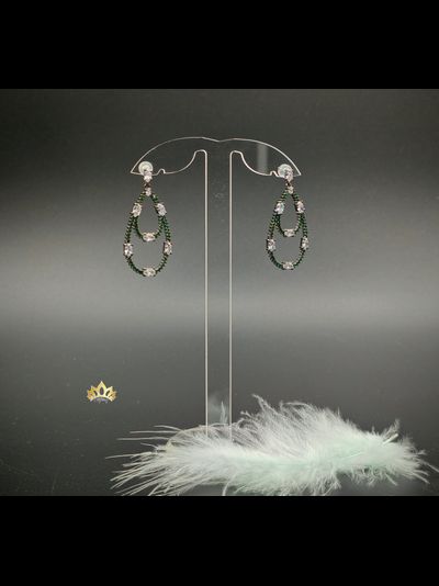 Изысканные серьги с изумрудными и белыми кристаллами на черном металле 4см