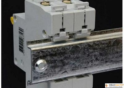 Установка рубильника на din рейку в щитке квартиры Москва ИВАНМАСТЕР