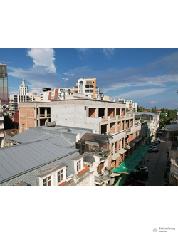 ПРОДАЁТСЯ БОЛЬШАЯ КВАРТИРА В ЦЕНТРЕ БАТУМИ, НА ПЛОЩАДИ ЕВРОПЫ, - 126,7 кв.м