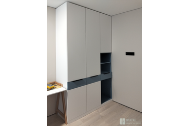 067 Шкаф с распашными дверями. Фасады МДФ AGT 734 White Soft touch. Механизм открывания дверей push-open. Открытые полки и ящики МДФ AGT 736 Ocean Blue Soft touch. Ручки на ящиках Италия Eureka 27.300.7W