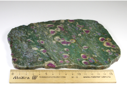 Корунд красный в фуксите, срез полированный, Индия (180*127*9 мм, 516 г) №25071