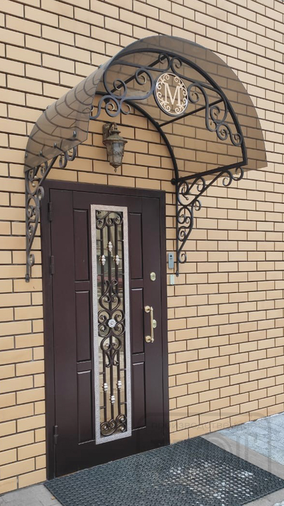 №84. Входная дверь (профильная конструкция + стеклопакет с ковкой)