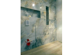 Облицовка стен в ванной комнате керамогранитом 80*80 см. Заусовка плитки под 45 градусов на углах в нишах.