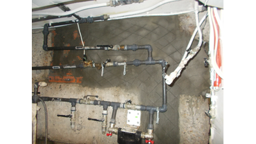 набивка штукатурной сетки на кирпичную кладку и оштукатуривание гидроизоляционным материалом скрепа м 500 ремонтная толщиной не менее 10мм