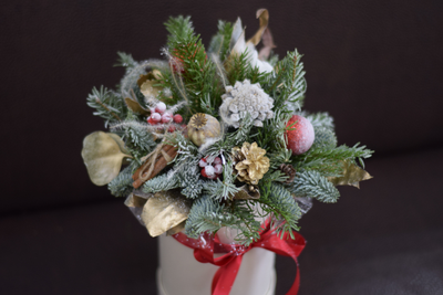 Новогодняя композиция в шляпной коробке