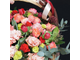Букет в корзине из анемонов (маков), лизиантуса, скиммии, кустовых роз, роз эль торро и эвкалипта