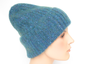 Вязаная зимняя шапка фиолетового цвета для женщин фото