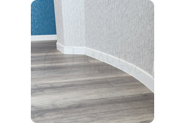 Универсальная классика: установка белого плинтуса Dollken Cubu Flex Life 100 - идеальное сочетание стиля и функциональности.