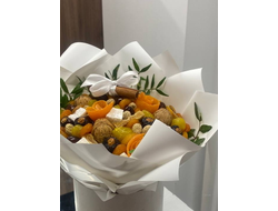 Букет из сухофруктов в белом оформлении