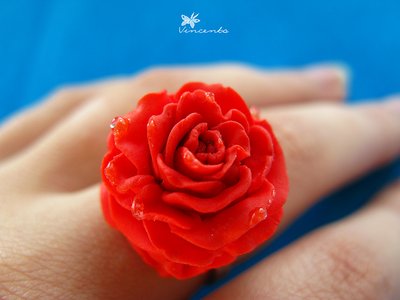 Летнее кольцо в виде алой розы - "Волшебная роза с капельками росы"