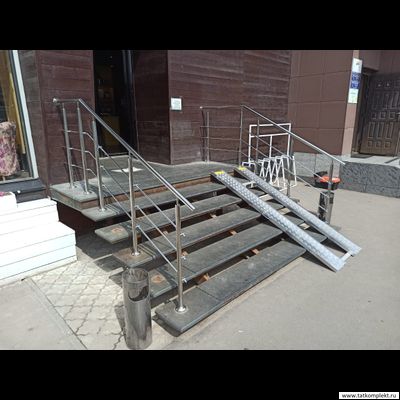 Ograzhdenie-kryl'tsa-iz-nerzhaveyushchey-stali