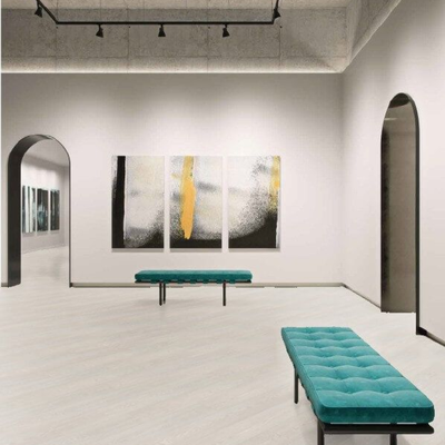 Декор ламината Wineo Дуб Спокойный Белый LA169XXLV4 в интерьере выставочного зала