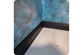 Роскошное обрамление: установка 80-миллиметрового черного плинтуса Dollken Hamburg Style - элегантное решение для создания роскошного обрамления пространства, подчеркивающее статусность и утонченный вкус владельца.