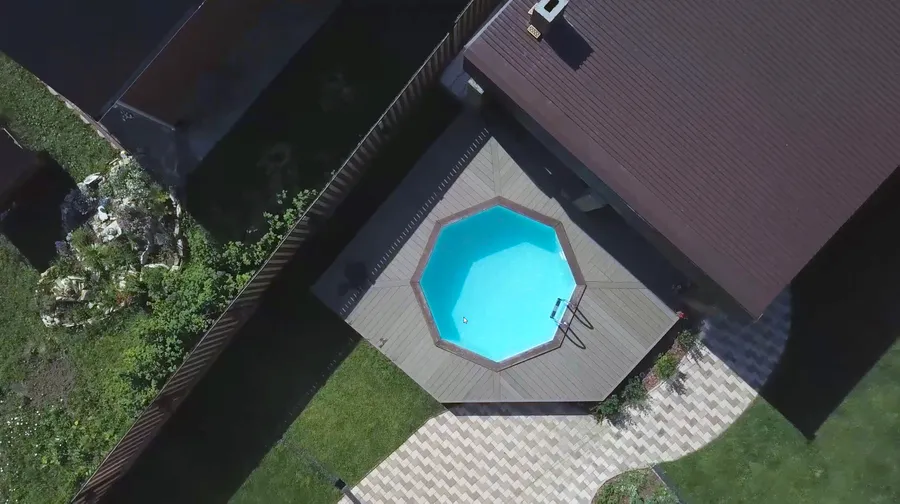 Бассейн выполнен по индивидуальным размерам заказчика. Чаша была частично погружена в землю и "обшита" деревянной террасой. В гидроизоляции и отделке бассейна была использована однотонная ПВХ пленка "Голубая".