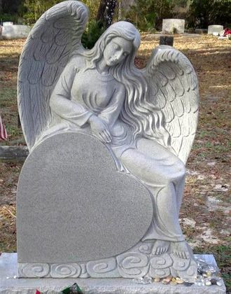 Памятник из гранита Сердце и грустящий Ангел