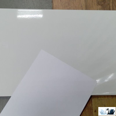 Плитка Axima Белая Люкс 30х60 см настенная глянцевая. Сравнение цвета плитки с белым листом бумаги