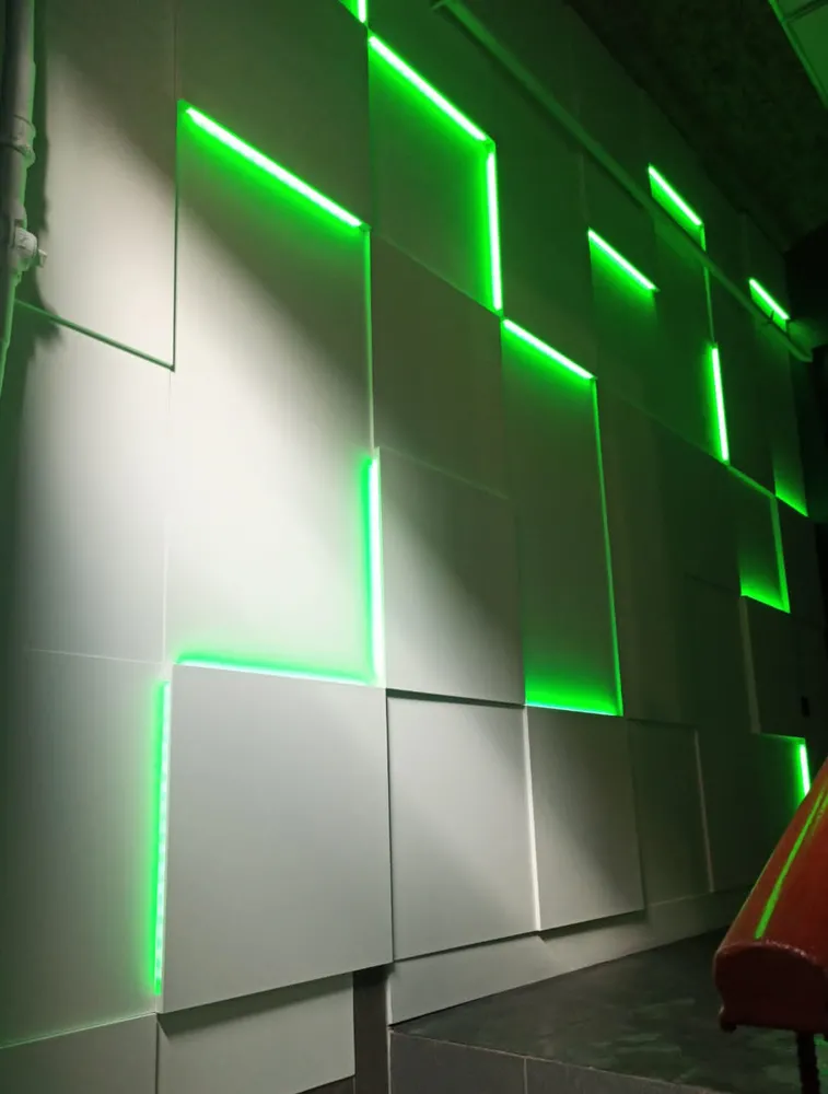 Модный парикмахерский салон в г.Москве. Использованы панели "LightUnit (MAX)" с RGBW подсветкой. Использован довольно крупный размер панелей 570*570мм (толщины - 12, 24 и 36мм).