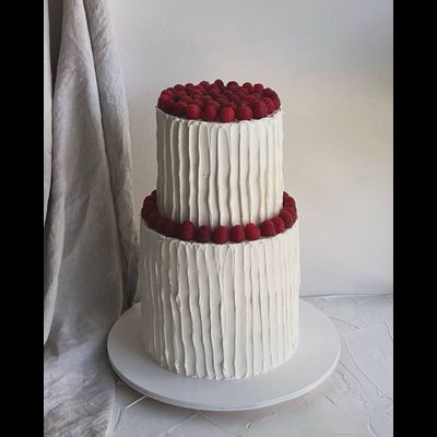 Торт двухъярусный с фактурным покрытием и малиной (5-8кг)