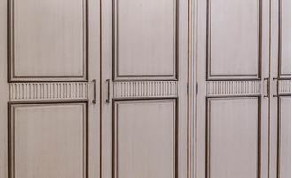 Встроенный шкаф для одежды четырехдверный.