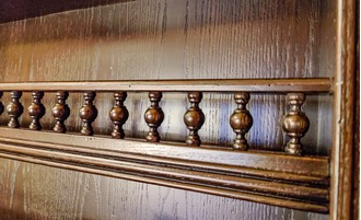 Встроенный шкаф с полками-балюстрадами для тарелок.