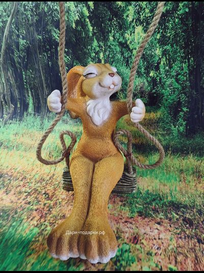 ЗАЙЧИХА МОДНИЦА  НА КАЧЕЛЯХ 28*18см   1,4кг   полистоун Россия 1649-012134   Заяц считается символом живительной силы, плодородия и жизненной энергии.