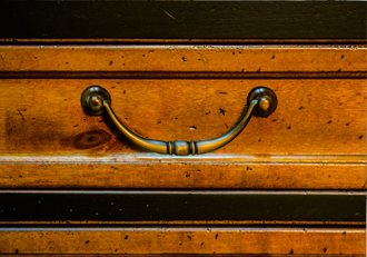 Тумба под ТВ на резных ножках.