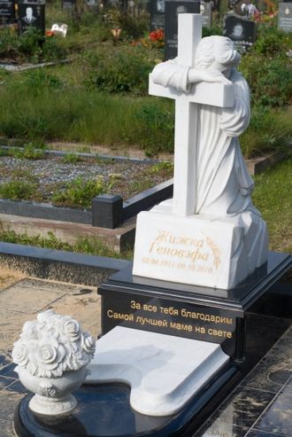 Фото памятника ангел с крестом на коленях на могилу в СПб