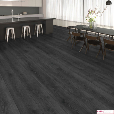 Декор ламината Haro Дуб Контура Черный 541579 в интерьере гостиной