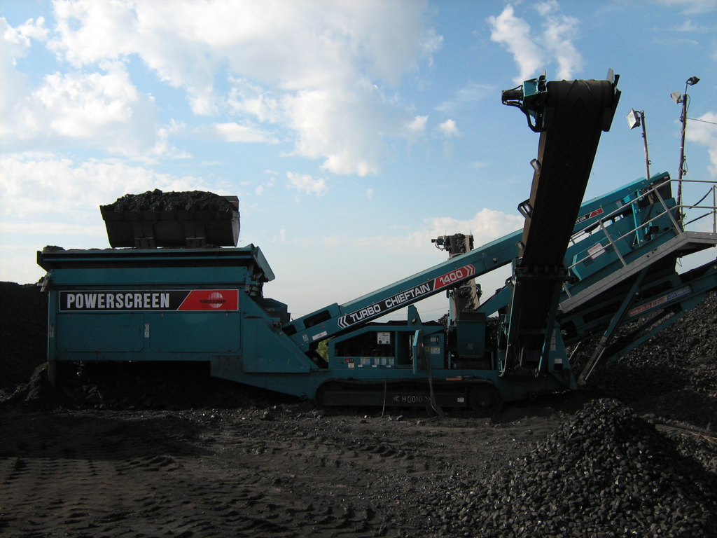 Комплекс дробления угля. Сортировка угля. Сортировочное оборудование для сортировки угля. Грохот для сортировки угля. Райчихинск добыча угля.