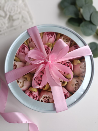 Шляпная коробка с тюльпанами из зефира