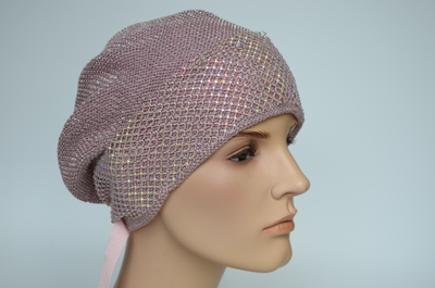 Розовый берет со стразами