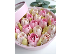 Шляпная коробка с тюльпанами из зефира (розовая)