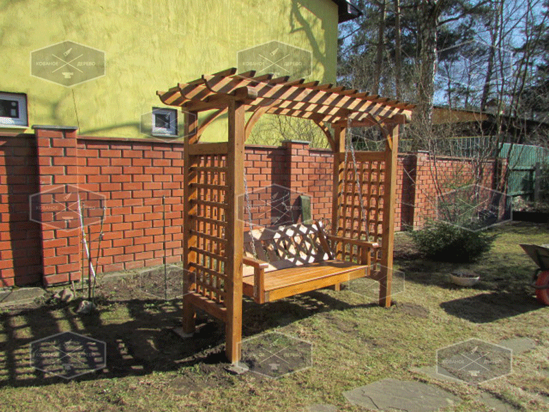 Деревянная пергола-качели как арка со шпалерами