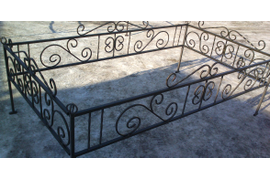 Ограда №2;
Высота полотна - 40 см;
Каркас - труба 20*20;
Рисунок - пруток 10 мм;
Цена - 1800 (с лаком+150) р. за п.м.