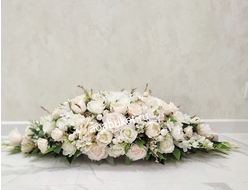 Интерьерная удлиненная Композиция из искусственных белых и кремовых цветов/На стол, камин, президиум