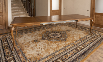 Стол обеденный раздвижной с резным декором.