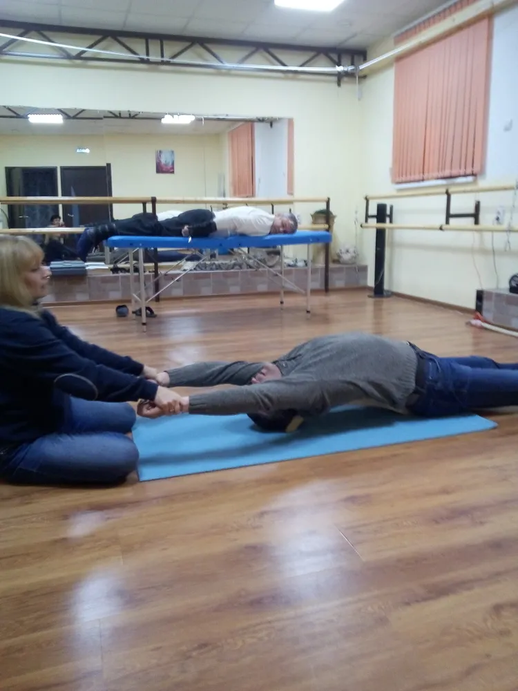 Перед занятием на ПравИло обязательно проводится разминка, вытяжение на арке Орлова.